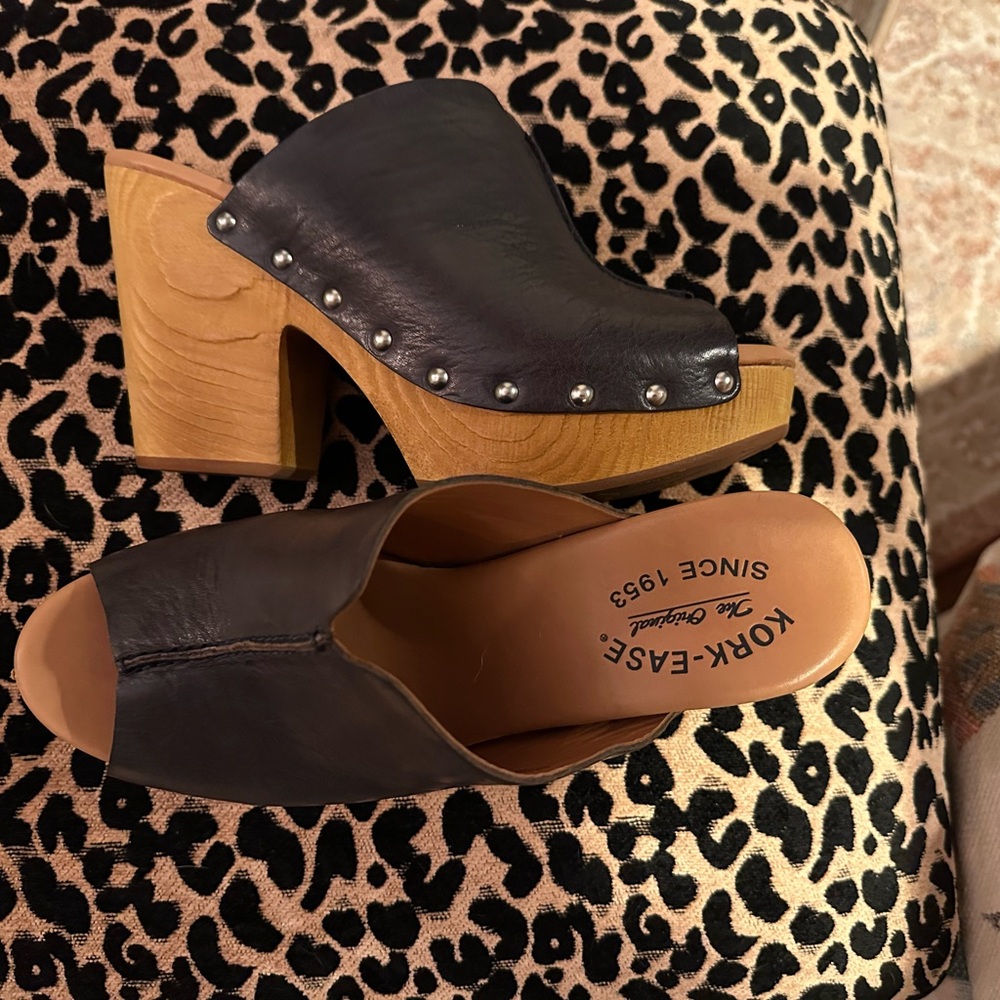 Kork-Ease Navy Leather Upper w/ Wooden Platform Sandals 
Size 9/40.5